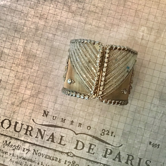 Gold cuff bracelet with rhinestones - Picture 5 of 6